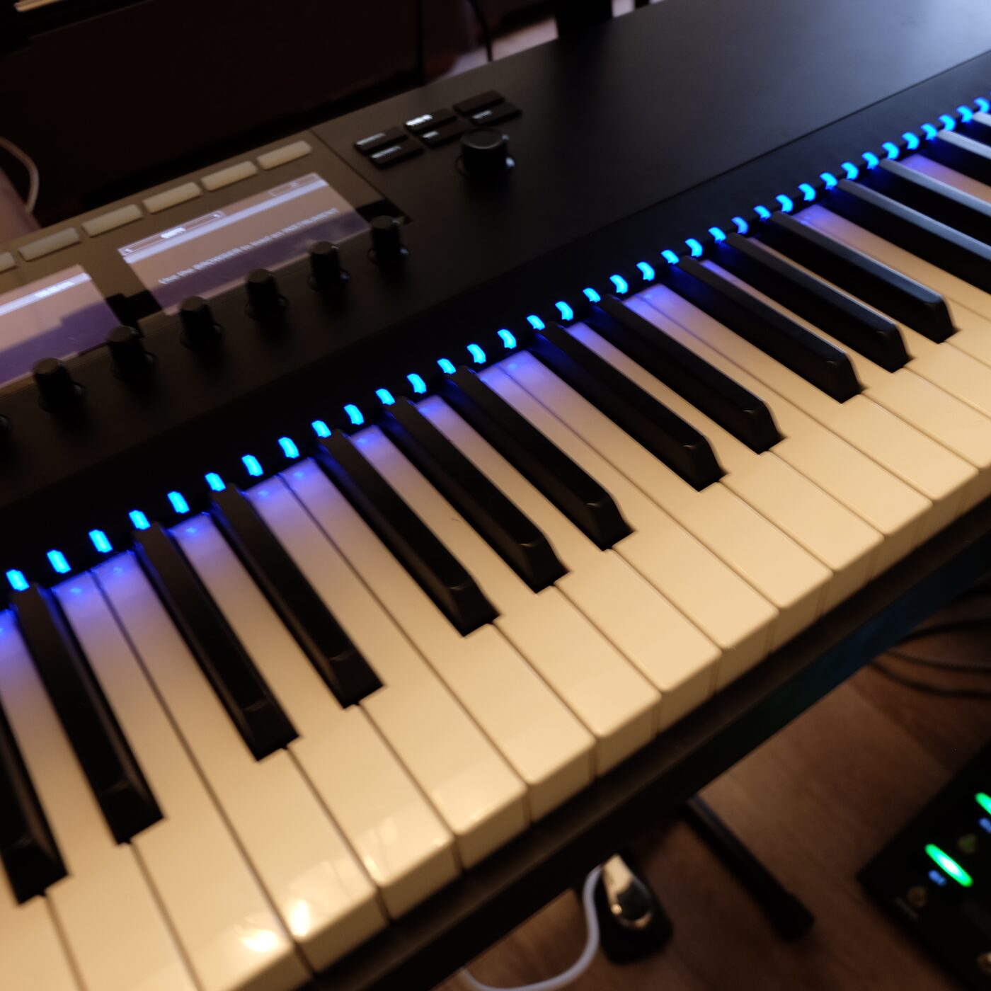 Native Instruments Komplete Kontrol S88 MKII อุปกรณ์จริงที่ caffeaun Studio